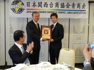 蔡處長代越南台灣商會聯合總會青商會長吳國本贈賀禮