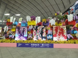 日本著名花道家假屋崎省吾以蘭展的主題「都市中的樂園」為題,創作出的作品