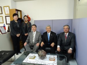 陳委員長與蔡處長、京都華僑總會成員合影