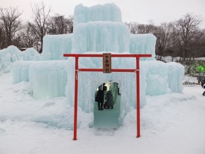 冰濤神社吸引許多旅客的目光