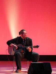 吉他好手吳季儒和玩聲樂團合作演出