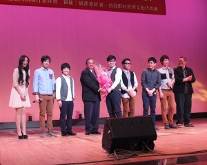 台商會名譽會長李懋鑌(左4)代表僑界贈送花束給演出者