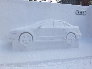 另有汽車業者推出車子造型的雪像,也吸引不少民眾合影