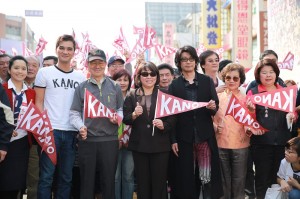 日星永瀨正敏和《KANO》導演馬志翔、監製魏德聖等人一同南下到嘉義參加封街遊行和電影首映會(照片提供:嘉義市政府)