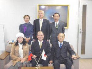 駐橫濱辦事處處長粘信士伉儷（前排左１、２）訪問靜岡縣日華友好議員連盟