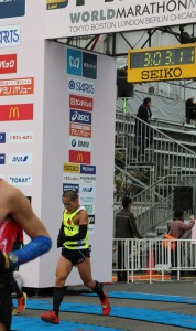 台灣業餘跑者郭浩雲以３小時１分３２秒跑完全程，途中有不少人都替他加油打氣