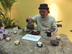 熟知茶文化的「奉茶」老闆葉東泰在會場示範台灣泡茶的文化