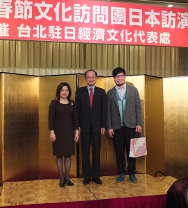 由駐日代表沈斯淳(中)贈送紀念品給此次來訪的文化訪問團(圖左為僑教處處長莊瓊枝、右為玩聲樂團團長謝祈中)