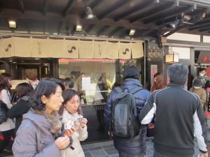 梅ヶ枝餅を買い食いする観光客