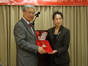 陳委員長頒贈海華榮譽章給關西生命線代表梁碧玉