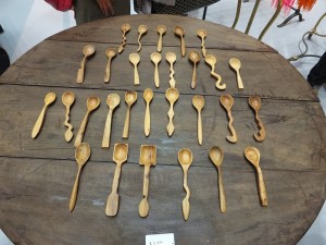 用木造屋廢棄木材製作而成的餐具