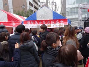 各攤位前大排長龍
