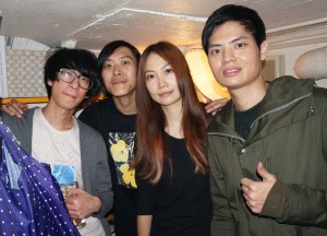 熊寶貝樂團のメンバー. ボーカル&ギターのクッキー(右2)、ギターのウェイ・チュン(左2)、ダウェイ(左)、ドラムのチェン・ハン(右)