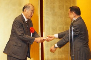 大江会長夫妻より玉澤名誉会長に記念品と花束が贈られた