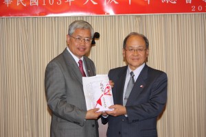 大阪中華総会から陳委員長への記念品贈呈