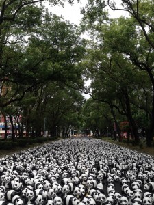 1600隻紙貓熊在敦化南路的林蔭大道上散步（照片提供：台北市政府）