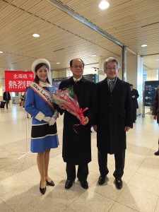 千歲觀光聯盟會長瀧澤順久（右）特別到機場歡迎駐日代表沈斯淳的到訪