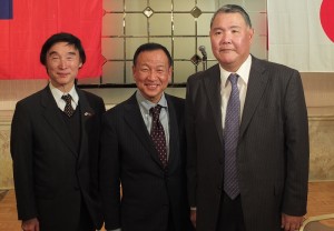 左起為,日本華商總會理事張建國、亞東親善協會會長大江康弘和駐日代表處僑務組副參事王東生合影