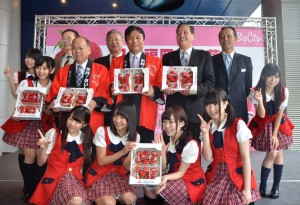 福岡縣知事小川洋(第2排左3)、新竹市長許明財(第2排右2)和LinQ一同促銷甘王草莓(照片提供:新竹市政府)