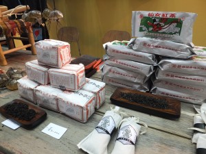 傳統的紙包茶和仙女紅茶,都是台灣傳統的茶品