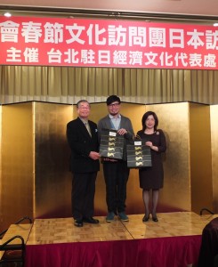 日本中華聯合總會會長毛友次(左)贈送紀念品給訪問團一行人