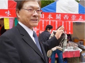 日本關西崇正會會長陳荊芳解說攤位擺設多種客家美食