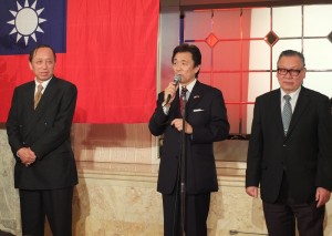最後由日本華商總會副理事(左起為)薛永台、豬恭亮和林三統等人上台致詞感謝與會賓客