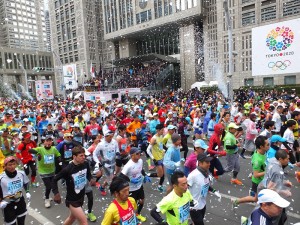 ２０１４東京馬拉松約有３萬６千名來自世界各地的跑者參加