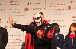 日本動畫插圖畫家鐵拳特別在頭上寫上「沖」字,表示支持沖繩國際電影節,而他的漫畫作品《鐘擺人生》真人版電影將在活動期間上映