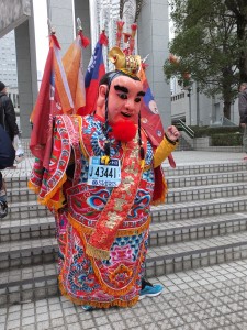 三太子造型人偶參加東京馬拉松，吸引眾人目光