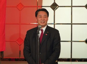 民主黨代表海江田萬里到場致意,並鼓勵大家支持6月將舉行的故宮文物展