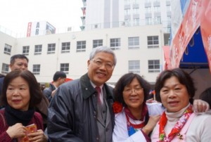 僑委會委員長陳士魁(左2)特別到攤位前和大家合影