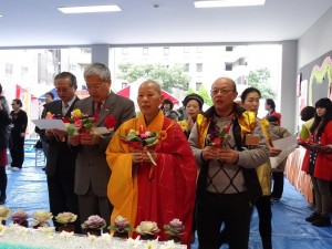 陳委員長與蔡處長獻花禮佛祈福