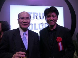 藝術家劉肇興教授(右1)與台北駐日經濟文化代表處台北文化中心長朱文清合影