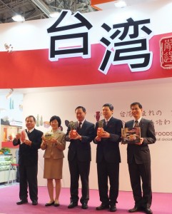 左起為,台灣區冷凍水產工業同業公會理事長蔡俊雄、行政院農業委員會農糧署副署長黃美華、駐日代表處副代表徐瑞湖、外貿協會副秘書長葉明水和台灣貿易中心東京事務所所長陳英顯等人,出席開幕剪綵儀式,推銷台灣農產品