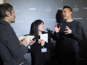 秀後古又文(右)接受日本媒體採訪,暢談他的時裝設計