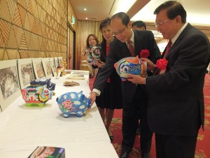 新竹縣長邱鏡淳(前1)向駐日代表沈斯淳伉儷(2、3)介紹新竹義民祭的彩繪豬