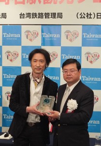 日本傳統音樂家東儀秀樹(左)獲觀光局邀請,擔任台灣觀光親善大使(右為台灣觀光局副局長張錫聰)