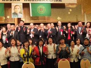 與會賓客一起上台演唱《客家本色》