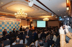 東京事務所江明清所長は、日台の観光交流の現状をスライドで説明