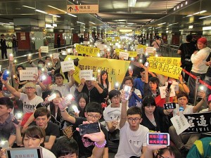 超過千人參與19日晚間在高捷美麗島站舉行的「反服貿,照亮美麗島」靜坐抗議活動,聲援呼應在立法院反服貿的學生(照片提供:中央社)