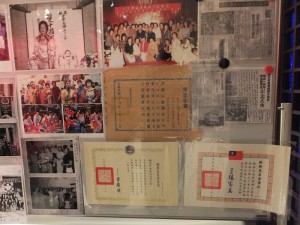 會場擺設橫濱自由華僑婦女協會的獎狀和照片展示
