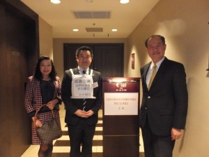 日台經濟文化交流協會理事長卯柳貴重(左2),身穿感謝台灣標語和處長粘信士伉儷合影