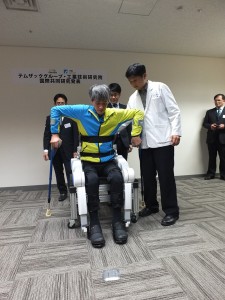 「行動輔助機器人」可站可坐,亦可針對使用者伸高做調整