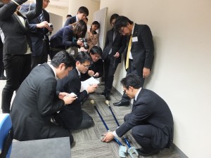 現場許多日本媒體對於「行動輔助機器人」的裝置相當有興趣