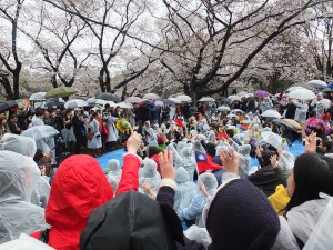 東京現場也與京都和福岡兩地進行連線,同呼口號支持學運