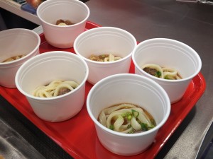 美味的刀削牛肉麵開放試吃,讓不少日客聞香駐足