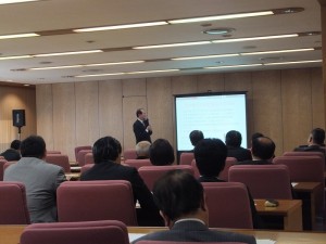 駐橫濱辦事處處長粘信士在會中解說台灣正積極推動加入TPP和RCEP等區域經濟協議