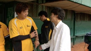 中信兄弟の彭政閔選手(左)