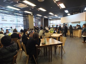今天開幕,特別和併設的咖啡廳借場地,招呼客人,沒一會店內也都坐滿了人